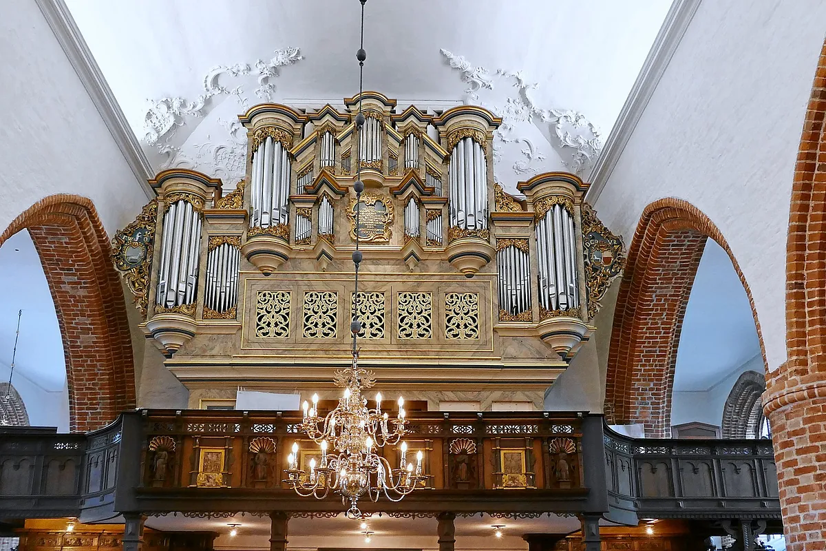 Prunkvolle Hessler-Orgel in einer Kirche mit Backsteinbögen.